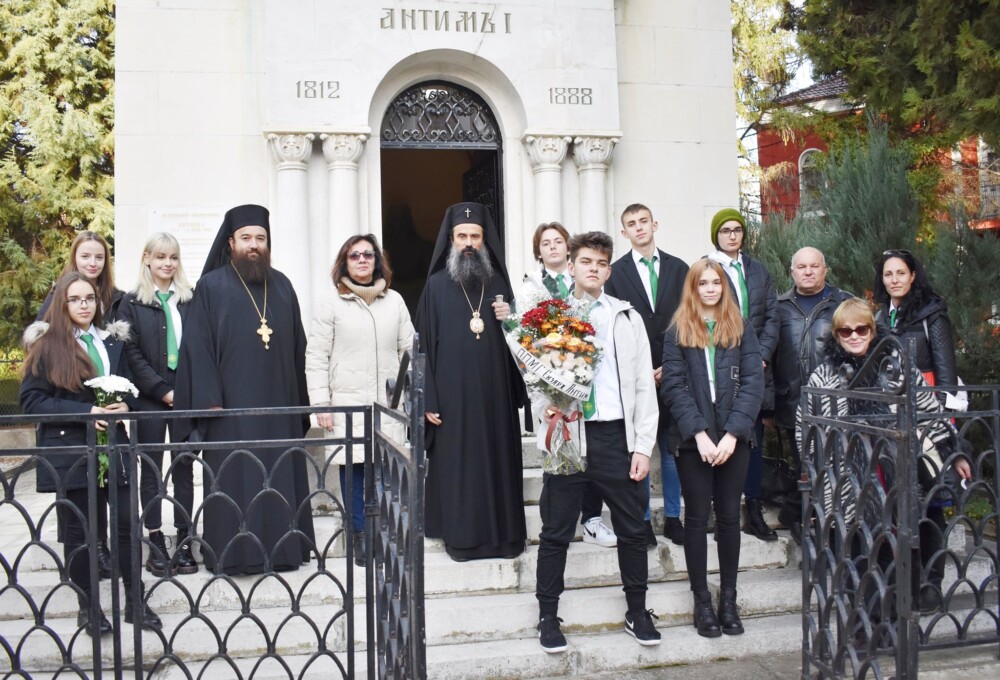 Видинският Митрополит Даниил и Протосингелът Архимандрит Антим се помолиха в мавзолея на екзарх Антим I, по повод 133 години от кончината му | СНИМКИ