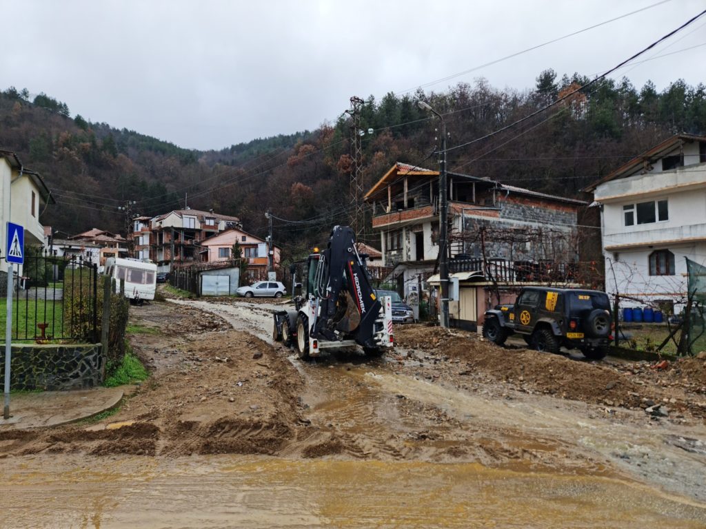 Затворен е пътят до Петричкия манастир „Св. Петка“ заради свлачище