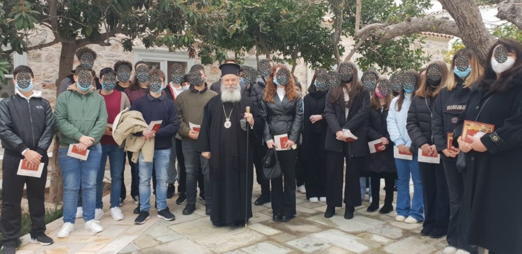 Κάλαντα από μαθητές Λυκείου στον Μητροπολίτη Ύδρας