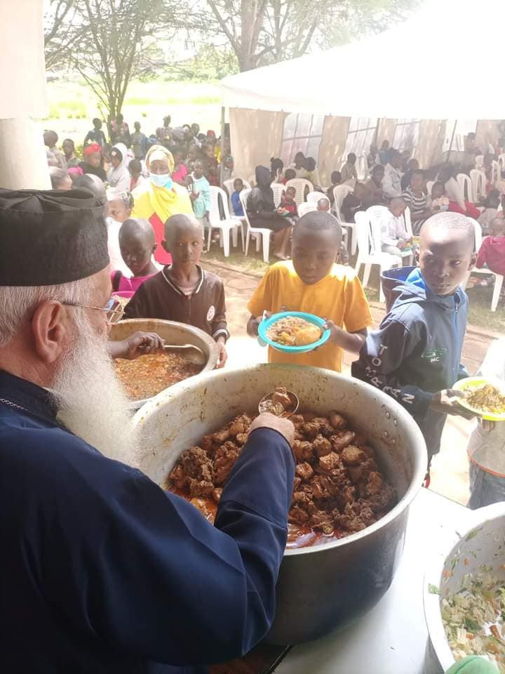 Κένυα: Ο Γέρων Ναϊρόμπι μοίρασε γεύμα Χριστουγέννων μετά τη γιορτή στον Ναό