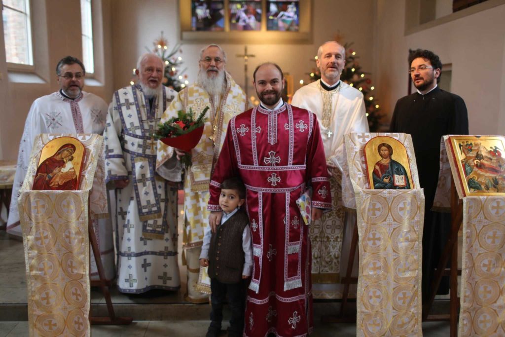 Crăciunul în Parohia românească din München. Un tânăr convertit la Ortodoxie a intrat în clerul inferior