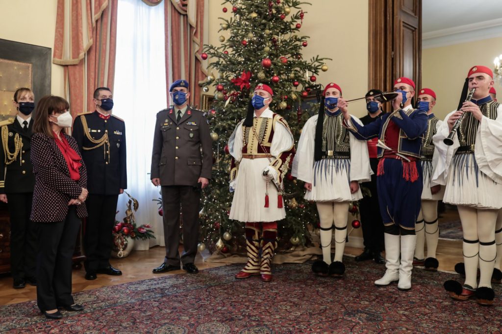Η Προεδρική Φρουρά έψαλλε τα κάλαντα στην ΠτΔ