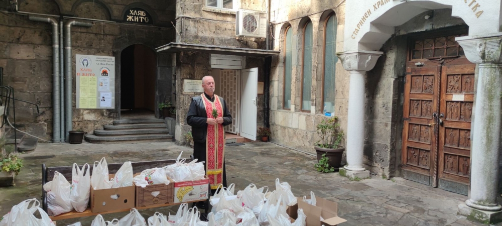 Благотворителна акция за Рождество Христово в двора на старинен храм „Св. Петка”