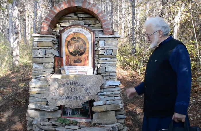 PRIEST BUILDS 40 STONE CHAPELS IN BULGARIAN FOREST (+VIDEO)