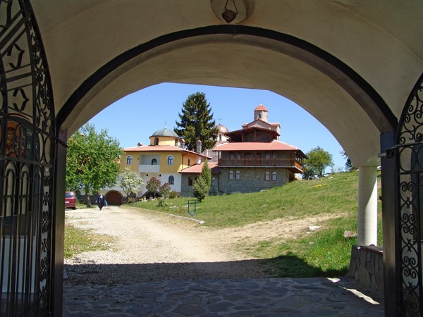 Приключва ремонтът на пътя до Ресиловския манастир „Покров Богородичен“