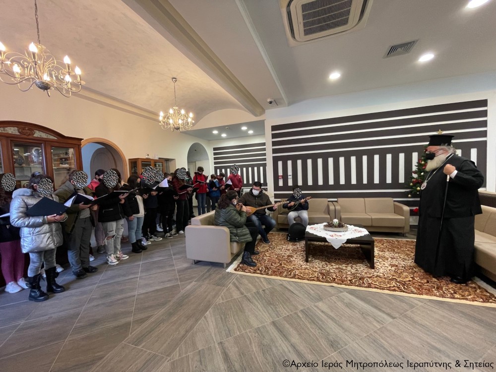 Μαθητές έψαλλαν τα κάλαντα στον Μητροπολίτη Ιεραπύτνης
