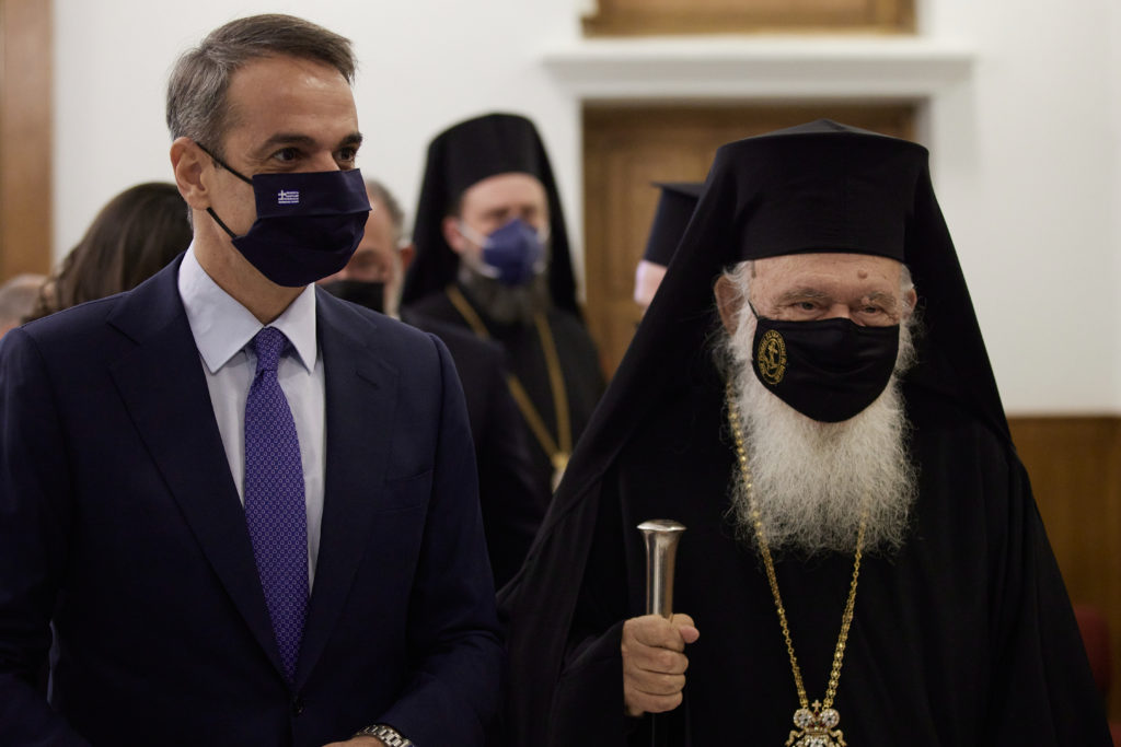 Επίσκεψη του Πρωθυπουργού στη ΔΙΣ: Η στιχομυθία με τον Αρχιεπίσκοπο, οι διακριτές σχέσεις και η απονομή του μεταλλίου (ΦΩΤΟ)