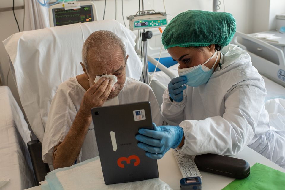 Η «εορταστική συνωμοσία» γιατρών και νοσηλευτών στον καιρό της Covid-19