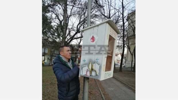 Ученик направи и постави кутия за храна за нуждаещи се край храма „Св. Димитър“ във Видин