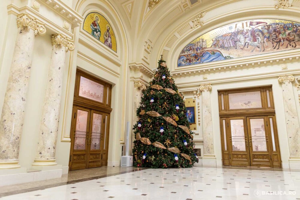 Украсиха рождественската елха в Патриаршеския дворец в Букурещ | СНИМКИ