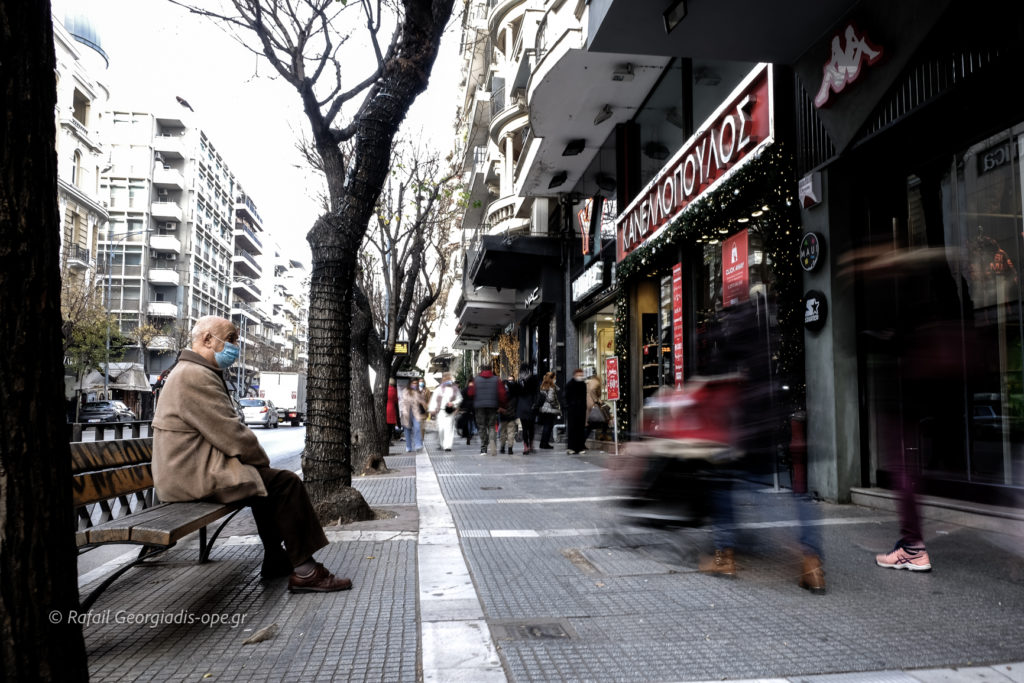 Ο φόβος της Όμικρον και η συζήτηση για νέα μέτρα το 2022