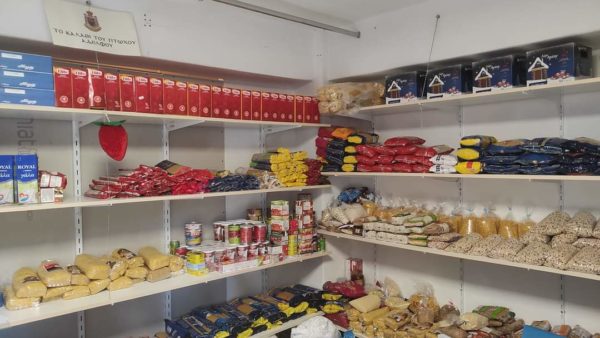 Διανομή τροφίμων για δοκιμαζόμενες οικογένειες στην Ιερά Μητρόπολη Μαντινείας και Κυνουρίας