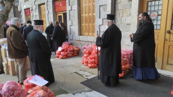 Διανομή τροφίμων για δοκιμαζόμενες οικογένειες στην Ιερά Μητρόπολη Μαντινείας και Κυνουρίας