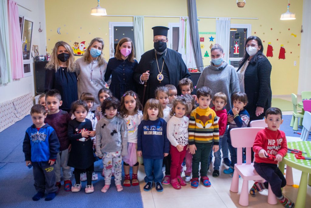 Χριστουγεννιάτικες χειροτεχνίες από τον Μητροπολίτη Μεσσηνίας και τα νήπια του Παπαδοπούλειου