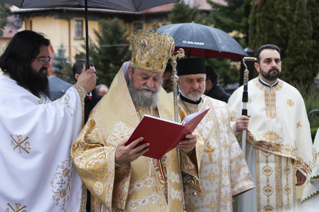Mitropolitul Ardealului a resfințit Sfânta Masă din altarul bisericii care a înființat prima școală românească