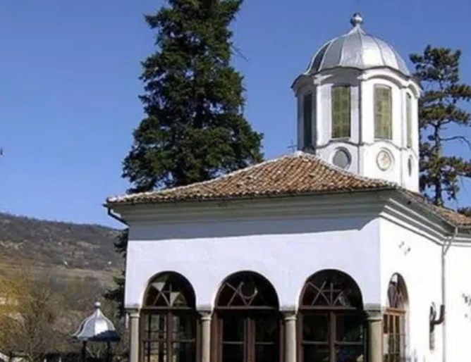 Манастирът „Свети Архангел Михаил“, край град Дебелец си върна икона открадната преди 25 години