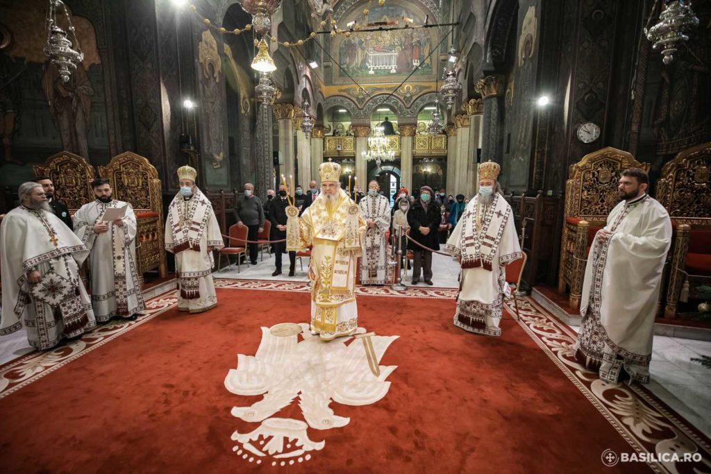Patriarhul Daniel: Să-I oferim lui Hristos – nu numai la Crăciun, ci în tot timpul vieţii – cele mai preţioase daruri