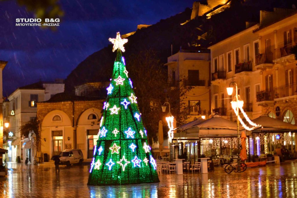 Άναψε το Χριστουγεννιάτικο δέντρο στο Ναύπλιο χωρίς την παρουσία κοινού