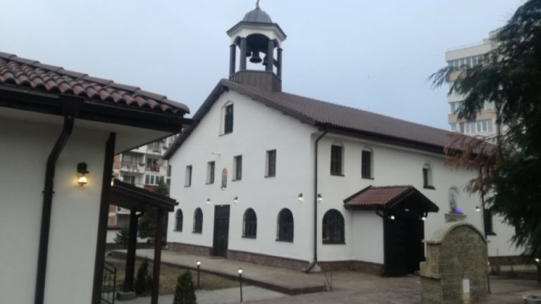 Осветен бе ремонтът на храм „Св. Димитър“ в Кюстендил