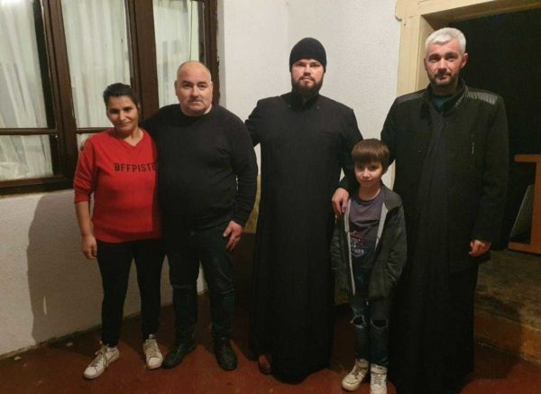 Un preot din Reghin pune la dispoziție casa parohială unei familii cu 8 copii rămasă pe drumuri