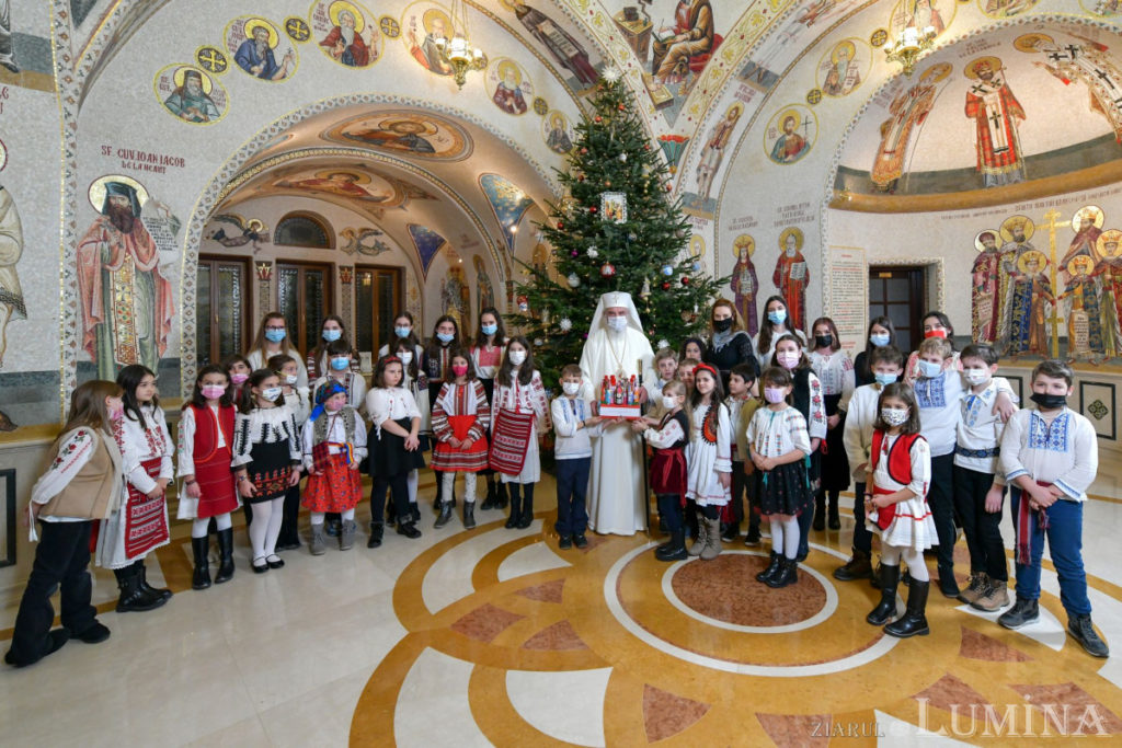 «Aγγελικές» φωνές έψαλλαν τα κάλαντα στον Πατριάρχη Ρουμανίας