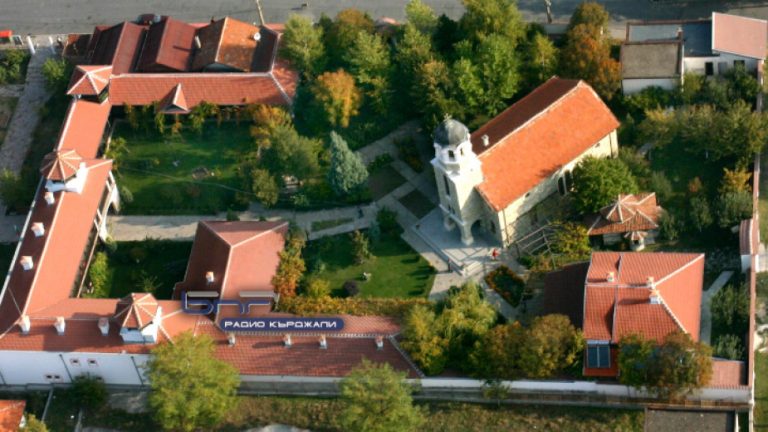 120 души получават храна в храма „Св. Успение Богородично“ в Кърджали