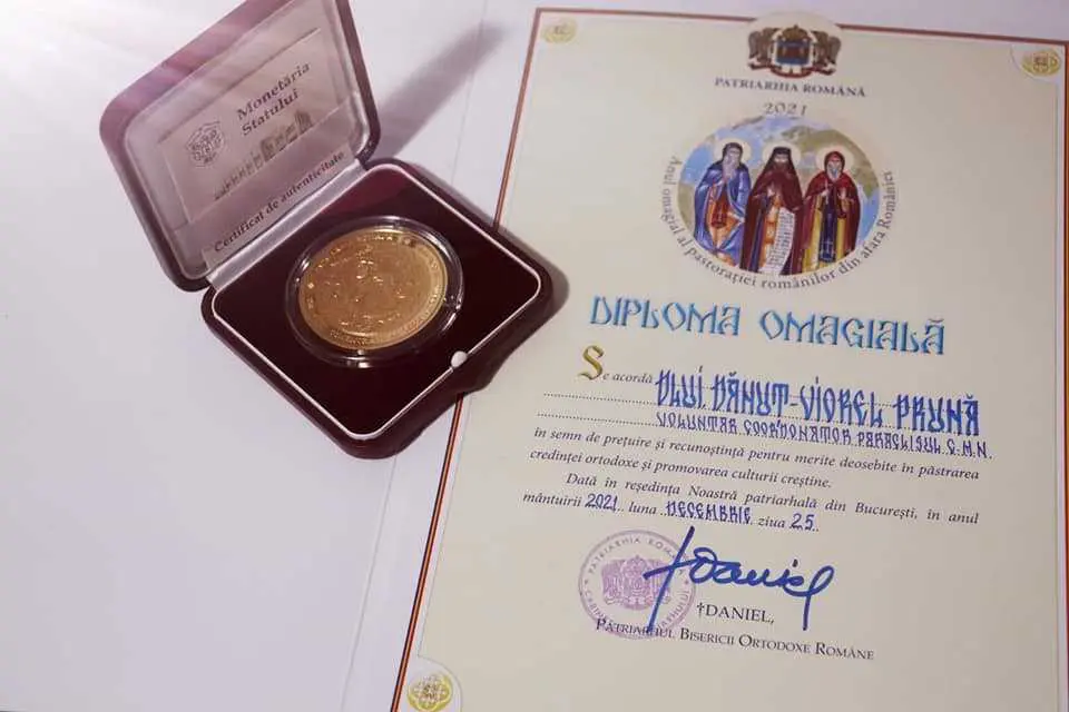 Voluntarii activi de la Paraclisul Catedralei Naționale au primit distincții din partea Patriarhului României