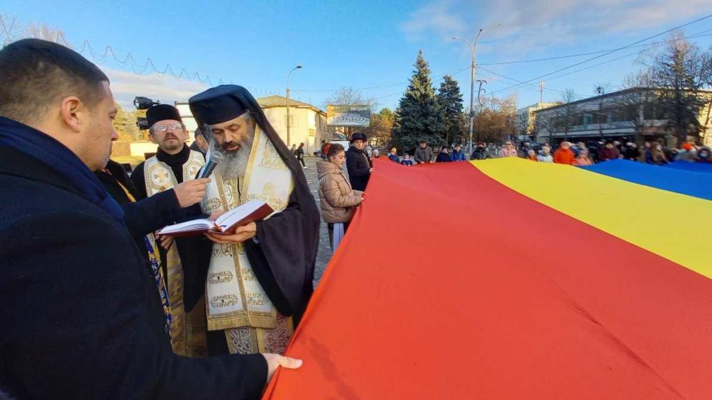 De Ziua Națională, Episcopul de Bălți a sfințit un tricolor uriaș, iar basarabenii au compus un cântec despre unire