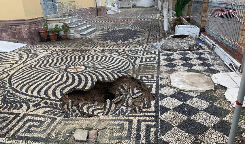 Άνοιξε η γη στο προαύλιο της Μητρόπολης Χίου