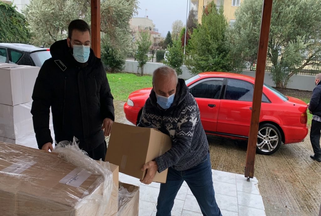 Διανομή δεμάτων αγάπης από τη Μητρόπολη Μαρωνείας και Κομοτηνής