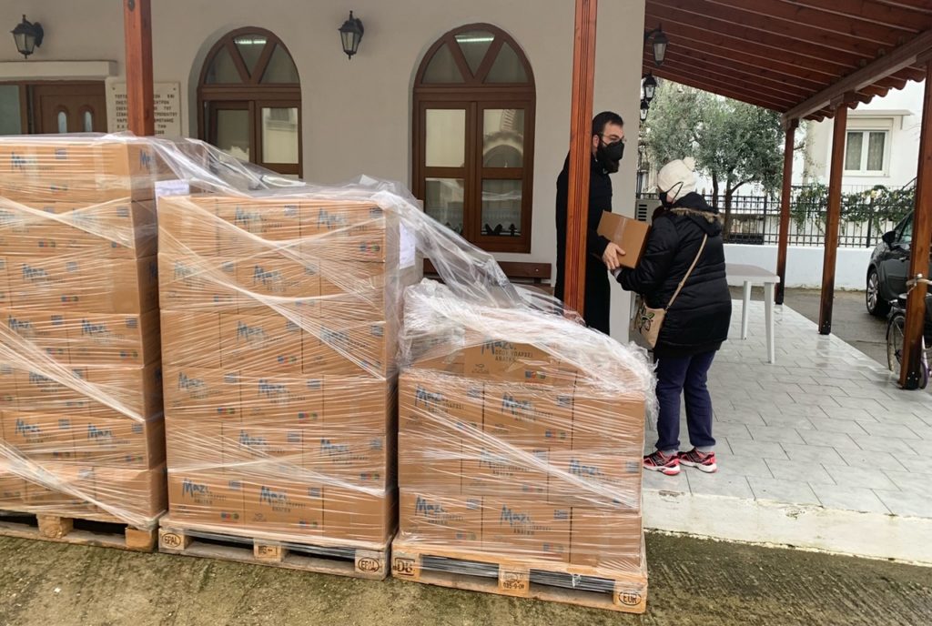 150 δέματα αγάπης σε άπορες οικογένειες από την Ιερά Μητρόπολη Μαρωνείας