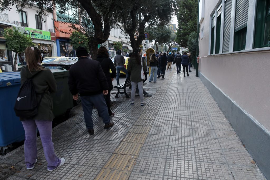 Ουρές στα φαρμακεία για rapid και self test