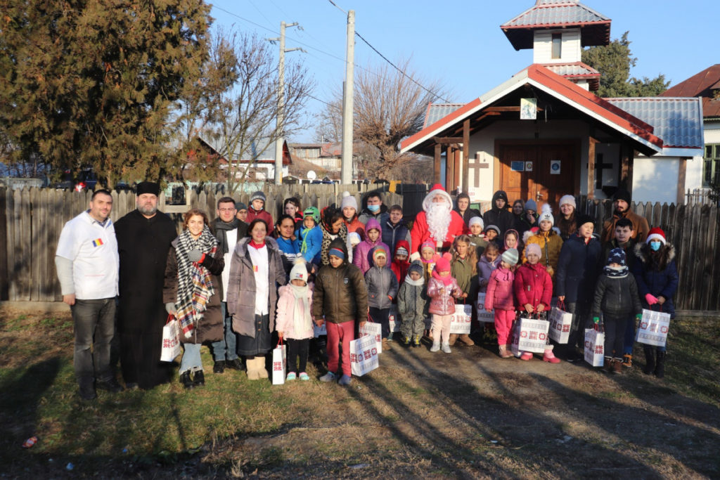 Peste 1.900 de copii au primit daruri de la voluntarii Paraclisului Catedralei Naționale