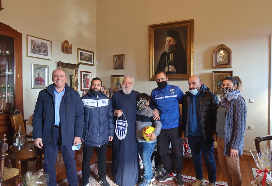 Κάλαντα και ευχές στον Μητροπολίτη Σύρου