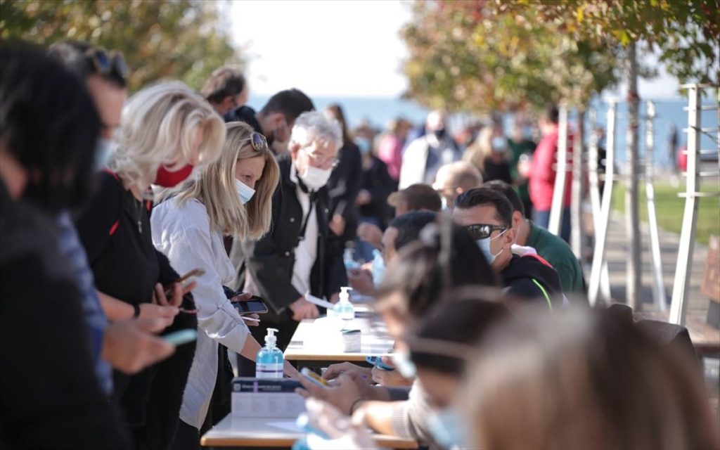 Θεσσαλονίκη: Ουρές πολιτών για rapid test μετά την εκτίναξη των κρουσμάτων