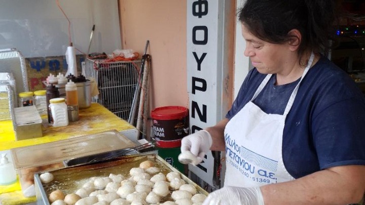 Μοσχομύρισαν οι «τηγανίτες του Αγίου Σπυρίδωνα» στην Κέρκυρα