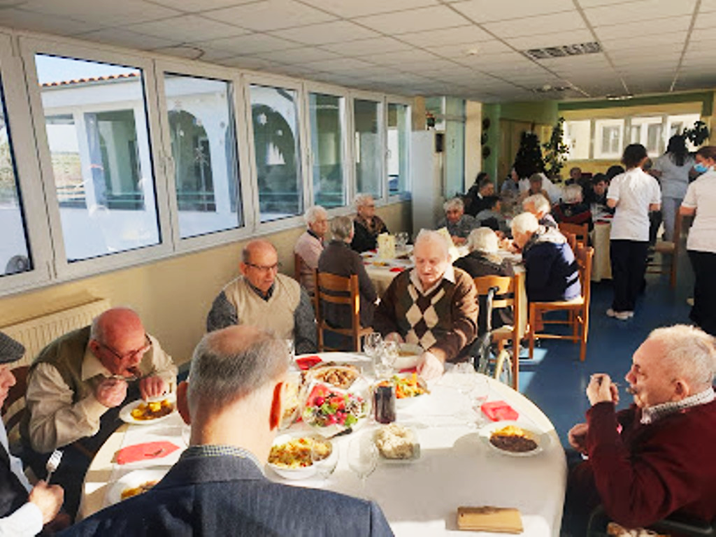 Greek president offers Christmas dinner for residents of two Archdiocese of Alexandroupolis shelters