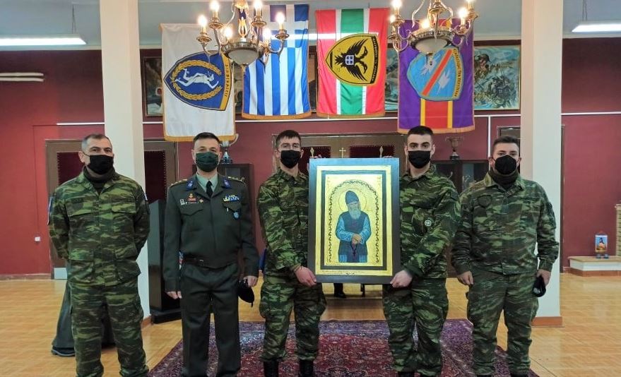 Δώρισαν εικόνα του Αγίου Παϊσίου στη Σχολή Διαβιβάσεων