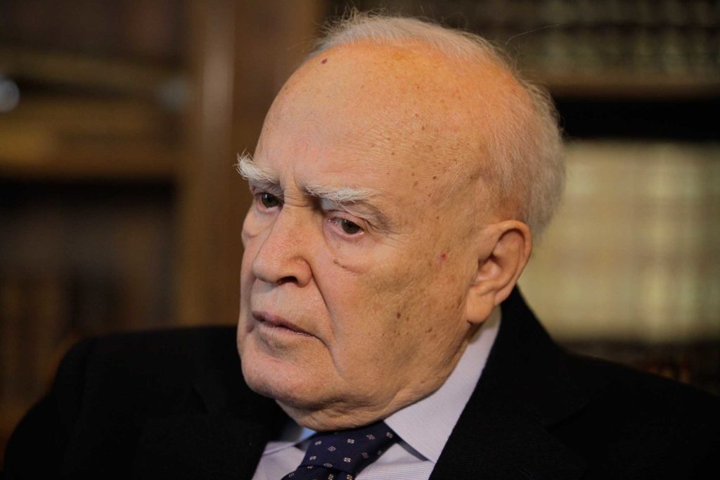 Με τιμές αρχηγού κράτους το “ύστατο χαίρε” σήμερα στον Κάρολο Παπούλια