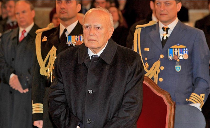 Με τιμές αρχηγού κράτους η κηδεία του Κάρολου Παπούλια