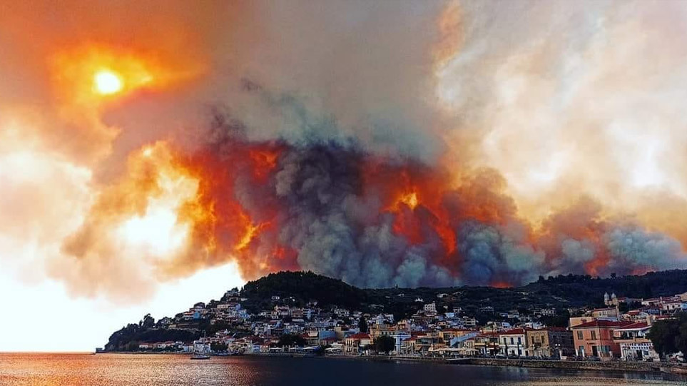 Σαλαμίνα: Ξέσπασαν τρεις πυρκαγιές ταυτόχρονα – Μήνυμα 112 για εκκένωση κατοίκων