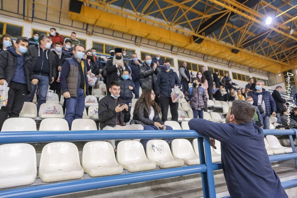 Στις κερκίδες του Χαλκιοπούλειου μαθητές και Μητροπολίτης