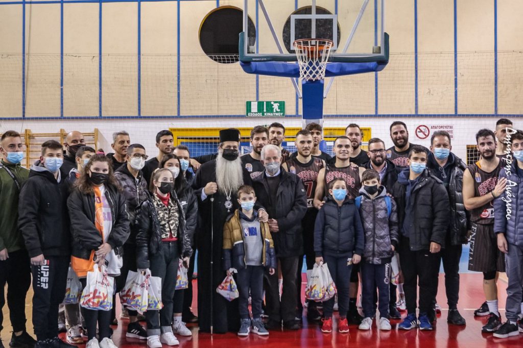 Μητροπολίτης και μαθητές του Εκκλησιαστικού Σχολείου δίπλα στον Έσπερο Λαμίας