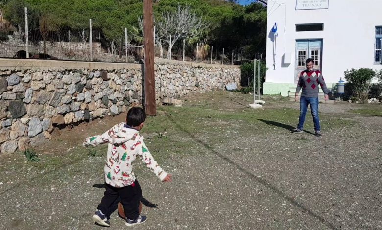 Τέλενδος: Ο δάσκαλος του νησιού αφηγείται την καθημερινότητα με τον μοναδικό μαθητή του