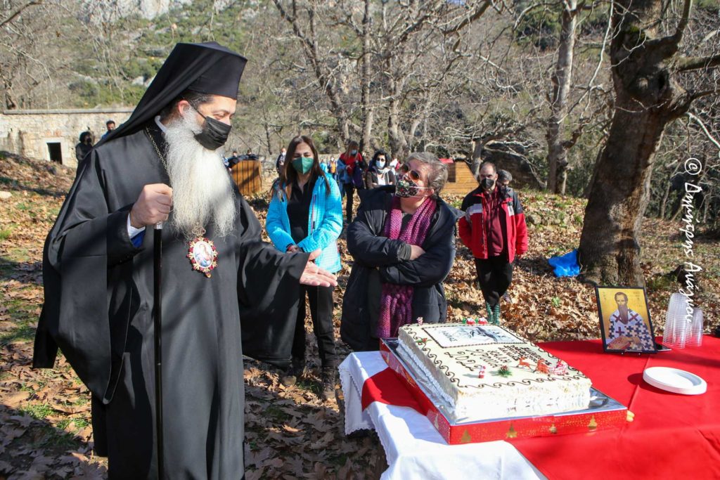 Ευλογία βασιλόπιτας του Ελληνικού Ορειβατικού Συλλόγου Λαμίας δίπλα στο ποτάμι του Ξεριά