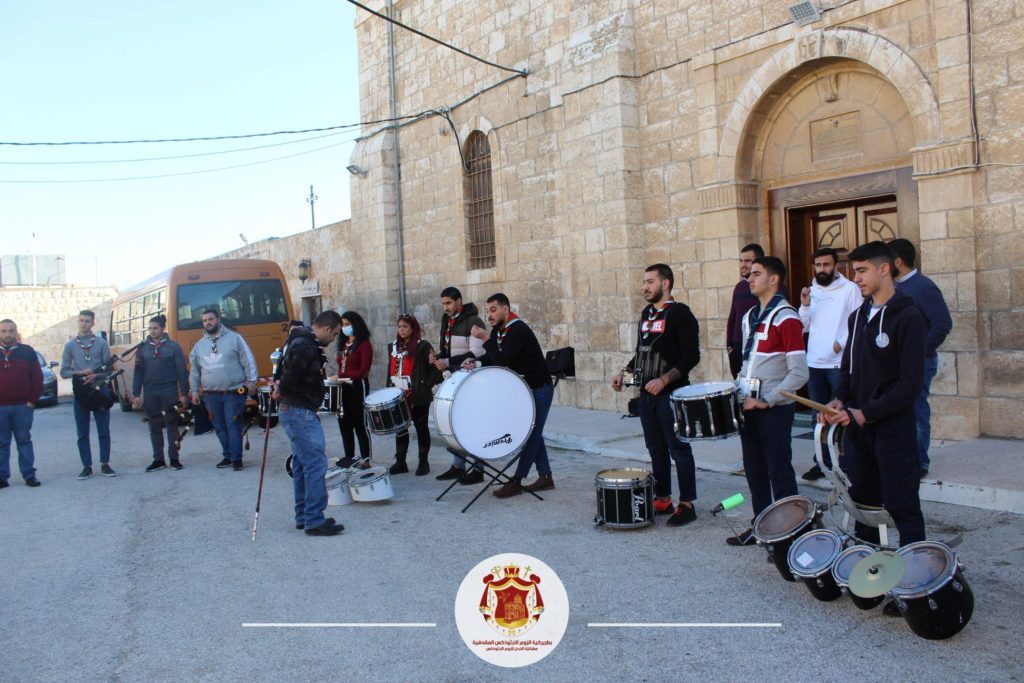 أحيَتِ المجموعاتُ الكشفيَّةُ الأرثوذكسيّةُ في المملكةِ يومَ الجمعة في كنيسةِ القدّيسِ جيورجيوس