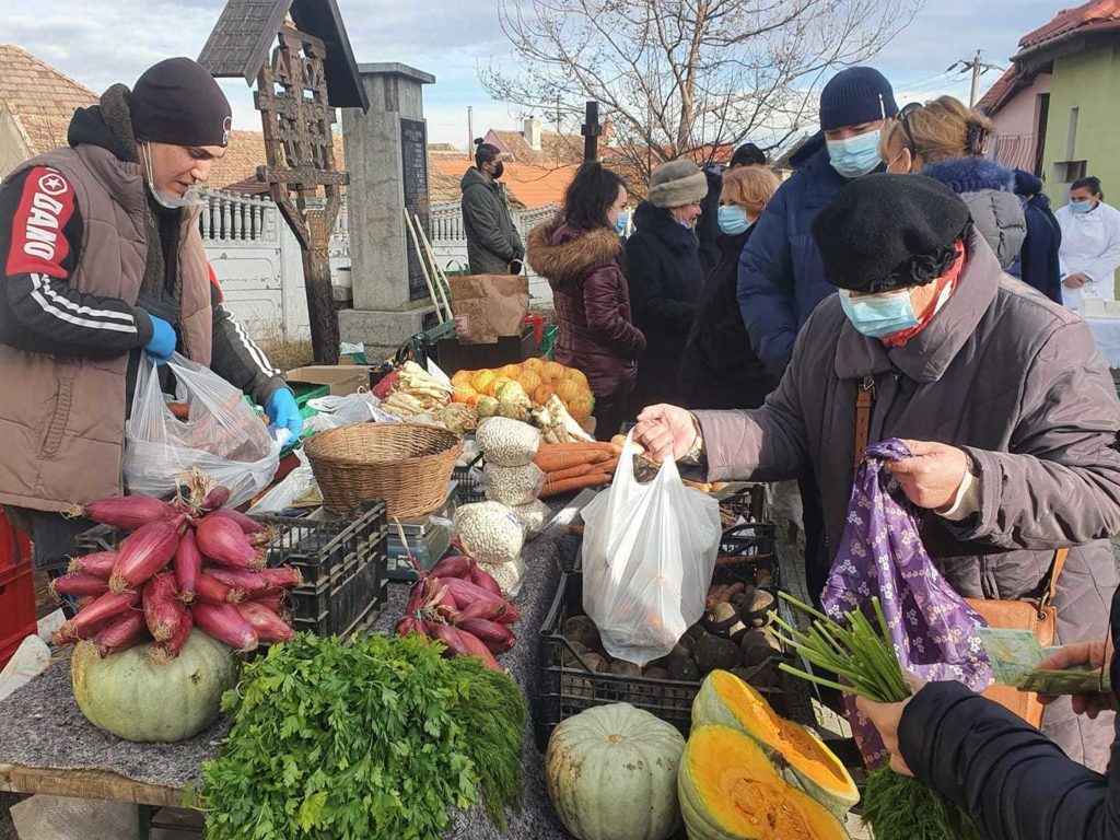 Piață volantă: Sibienii pot cumpăra produse tradiționale din curtea bisericii