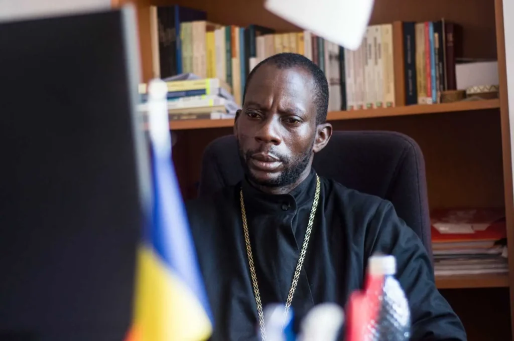 Κενυάτης ιερέας μίλησε στους θεολόγους στην Άλμπα Ιούλια για τη μεταστροφή του στην Ορθοδοξία