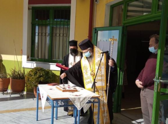 Η ευλόγηση της Πρωτοχρονιάτικης Αγιοβασιλόπιτας του Μουσικού Σχολείου Λευκάδος από τον Μητροπολίτη κ. Θεόφιλο