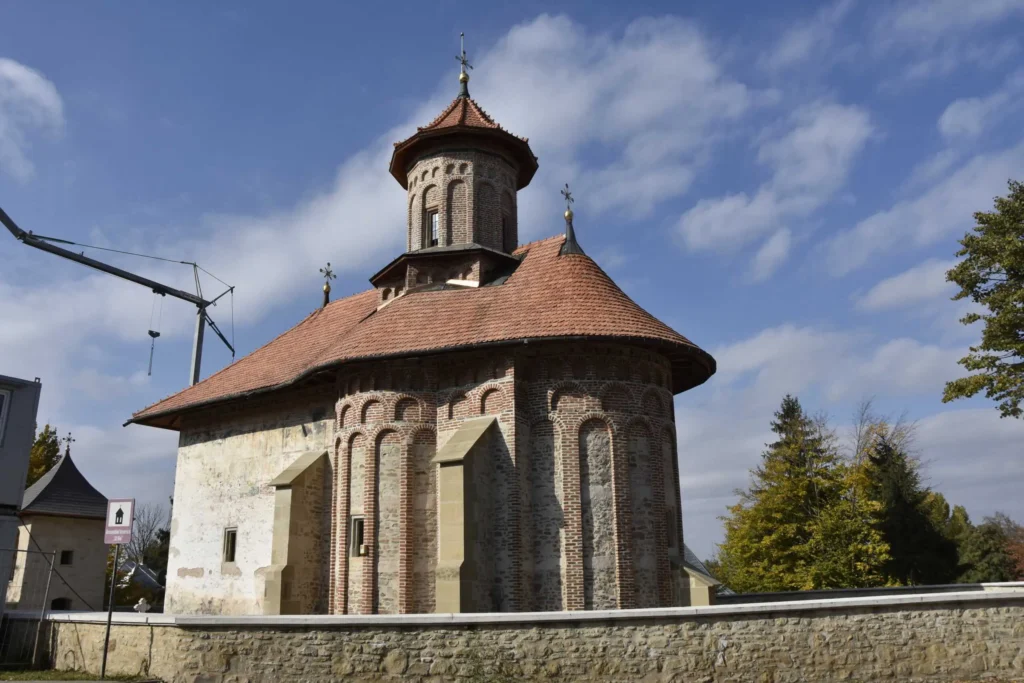 Biserica ștefaniană a unei mănăstiri din Suceava a fost construită peste un lăcaș de închinare mai vechi